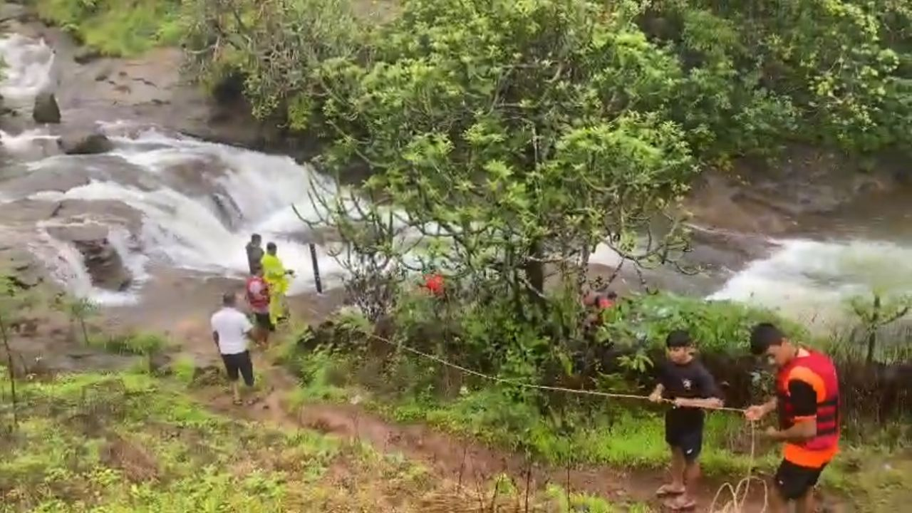 7 people of the same family drowned in the water of a waterfall in ...