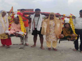 एटा में दिखे दो श्रवण कुमार, कंधे पर माता-पिता को बिठाकर निकाली कांवड़ यात्रा